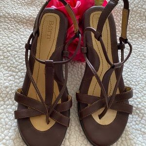 BORN WOMEN SANDALS SZ 8